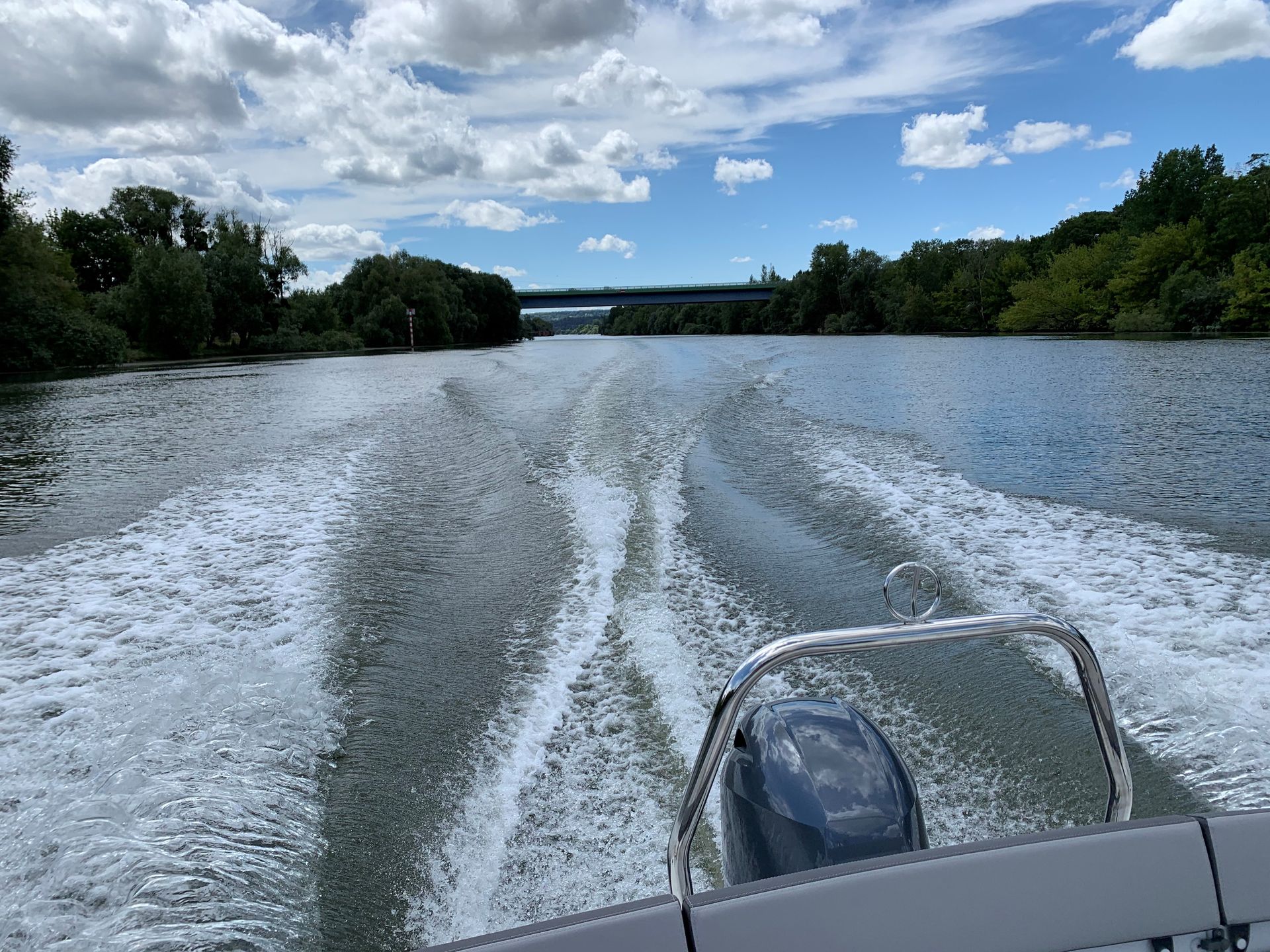 Un bateau sur l'eau