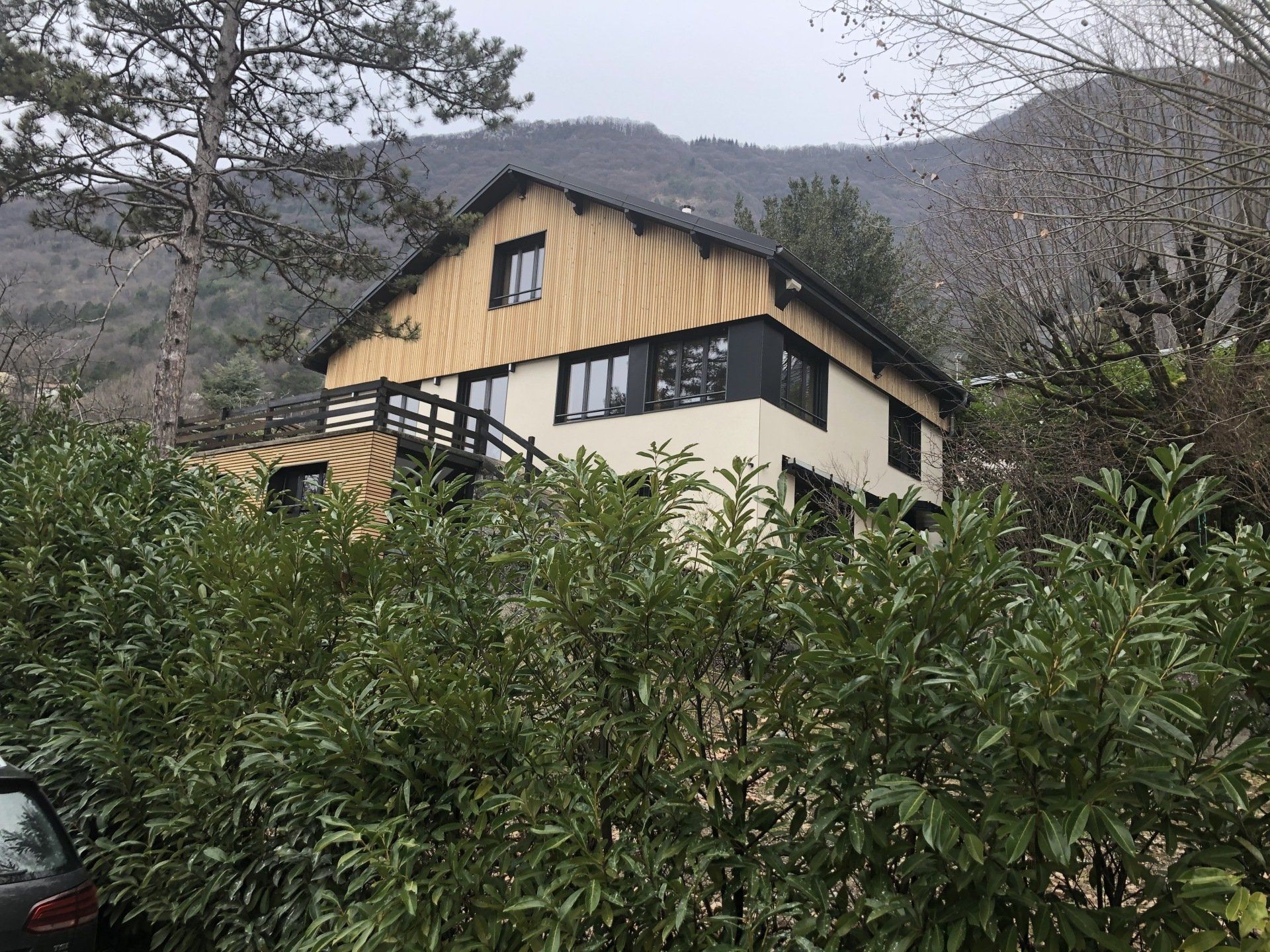 Bardage mélèze et crépi (après rénovation)