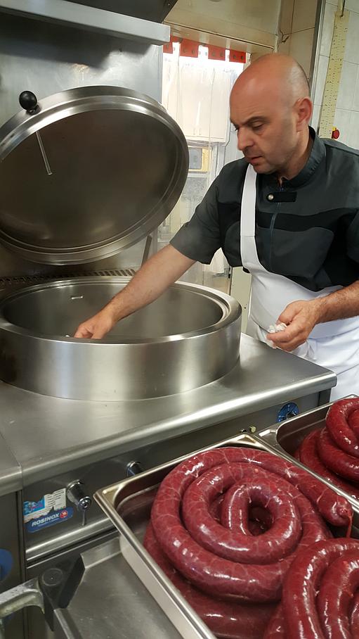 Luc Morin faisant du boudin