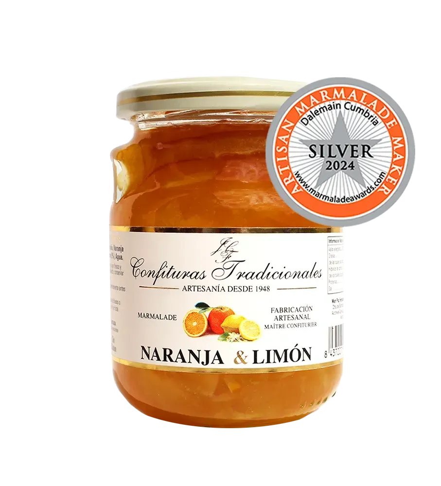 Tarro de mermelada de naranja y limón con un sello de plata en la etiqueta.