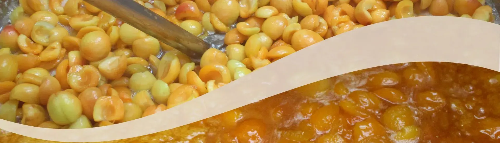 Primer plano de perlas gelatinosas de color naranja y amarillo en una bandeja dividida, con una cuchara