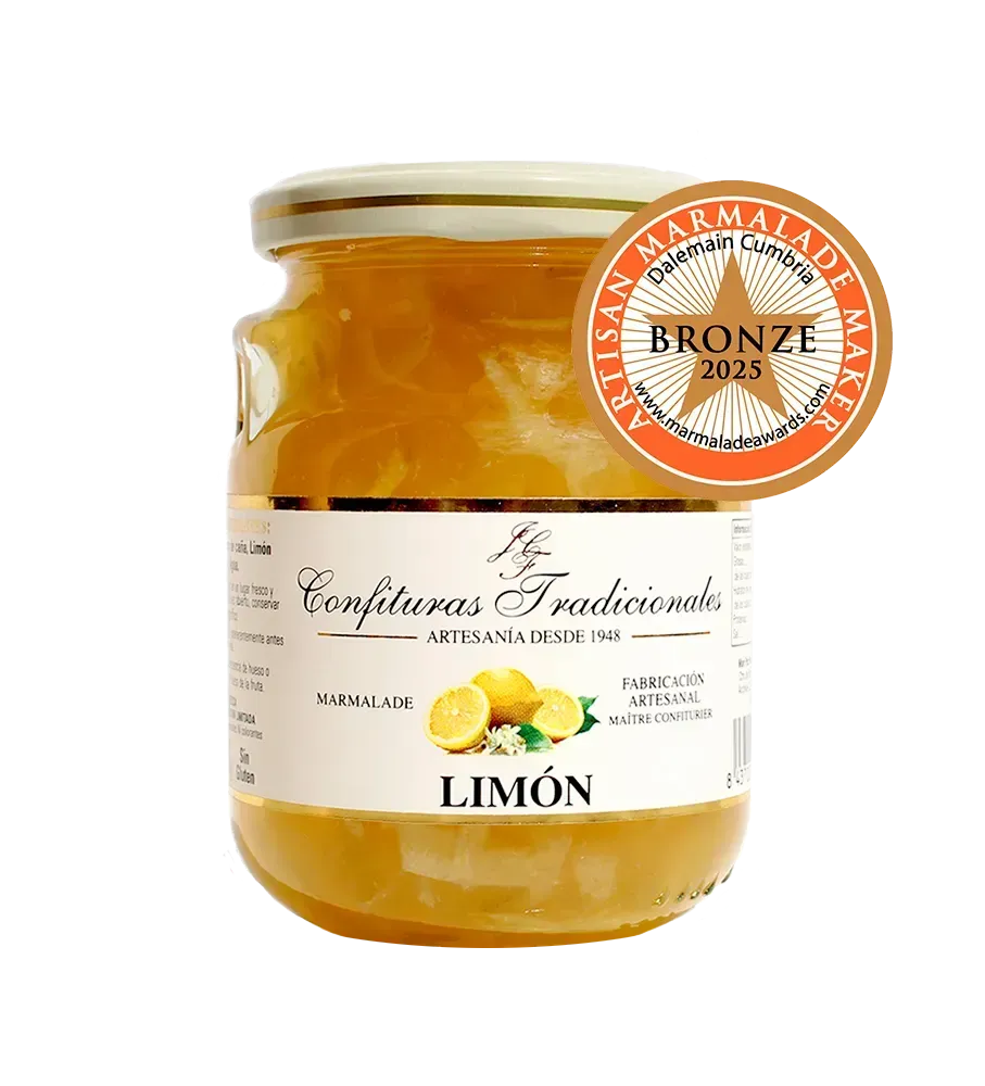 Tarro de mermelada de limón con tapa dorada y pegatina de premio de bronce sobre fondo blanco.