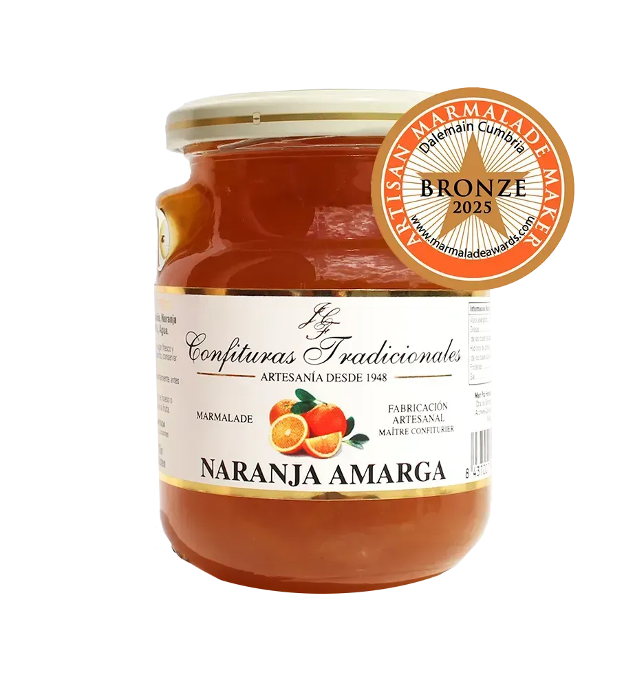 Tarro de mermelada de naranja con sello de premio de bronce sobre fondo blanco.