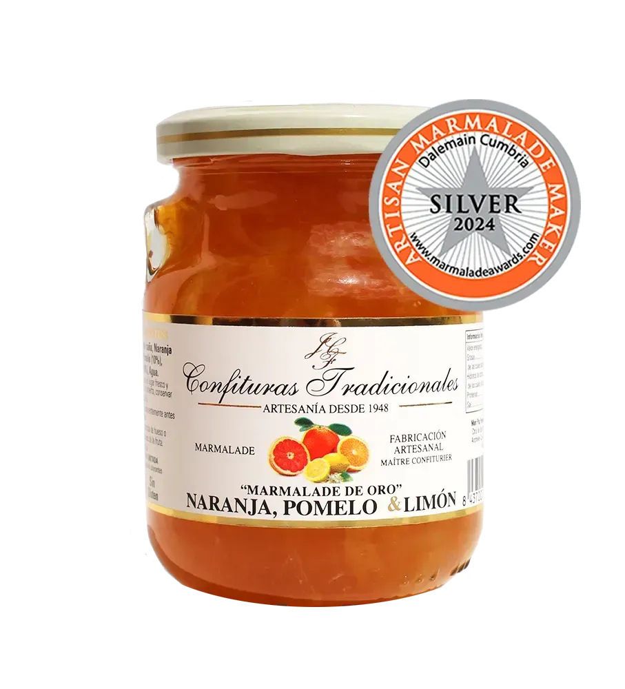 Tarro de mermelada de naranja tradicional con una pegatina de premio plateada de 2024.
