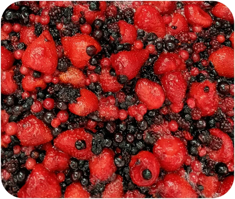 Fresas rojas y bayas oscuras variadas llenan el marco.