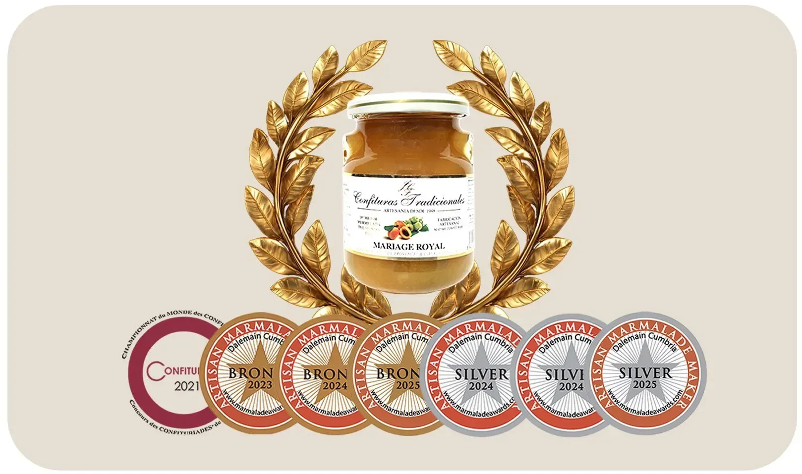 Tarro de miel con corona de laurel dorada y múltiples medallas de premios sobre un fondo beige.