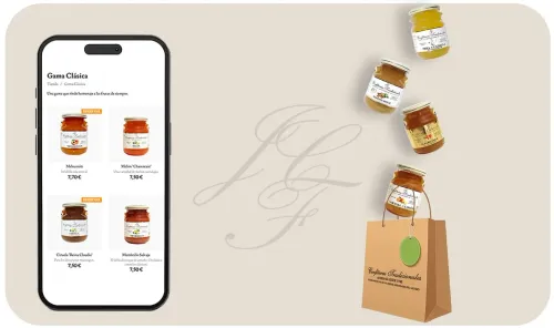Teléfono que muestra listados de productos junto a frascos de café y una bolsa de papel para compras sobre un fondo beige.