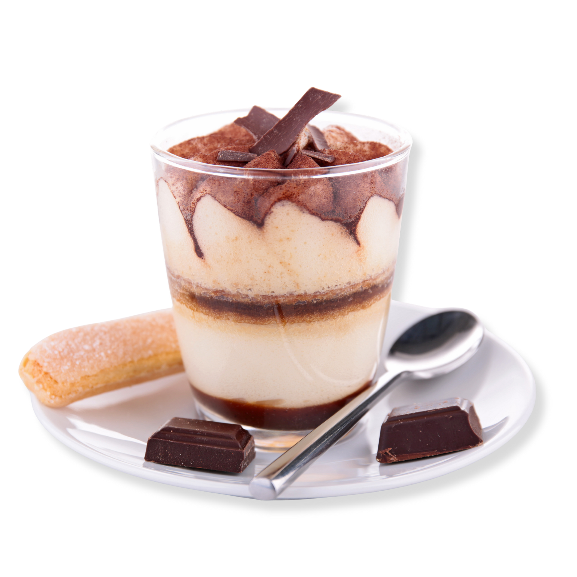 Postre de tiramisú en copa, con capas de crema y cacao, sobre un plato con galleta y trozos de chocolate.