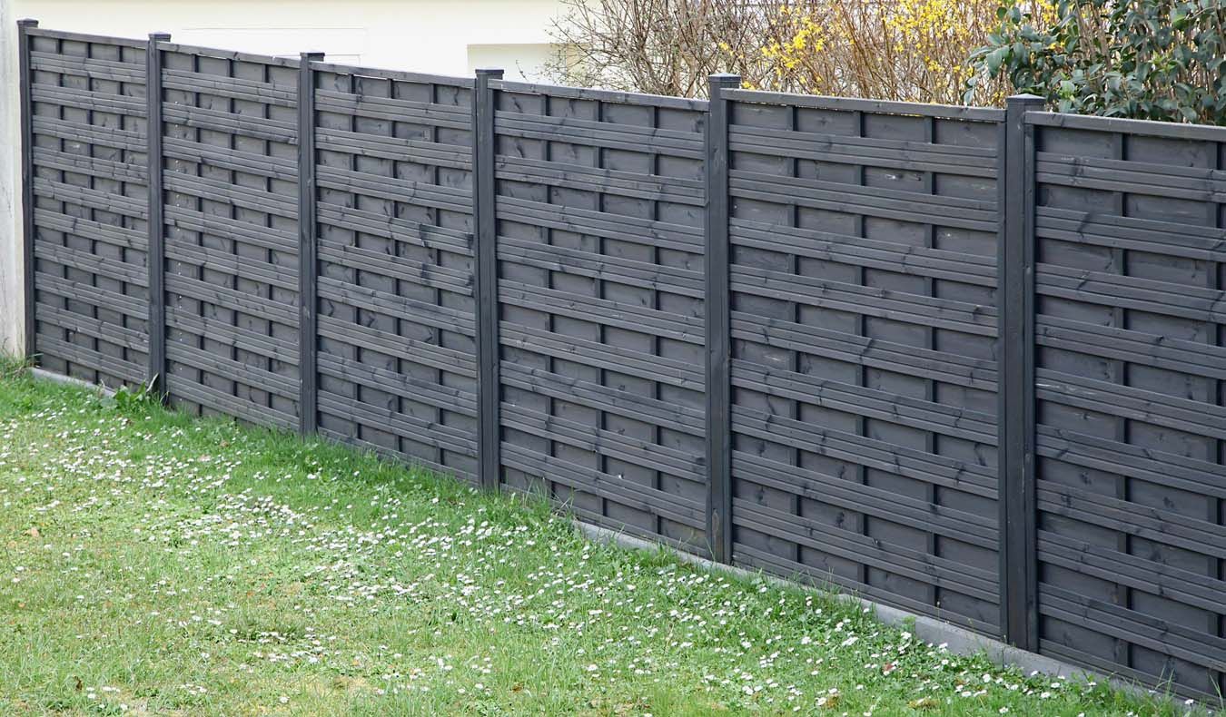 Brise-vue en bois dans un jardin