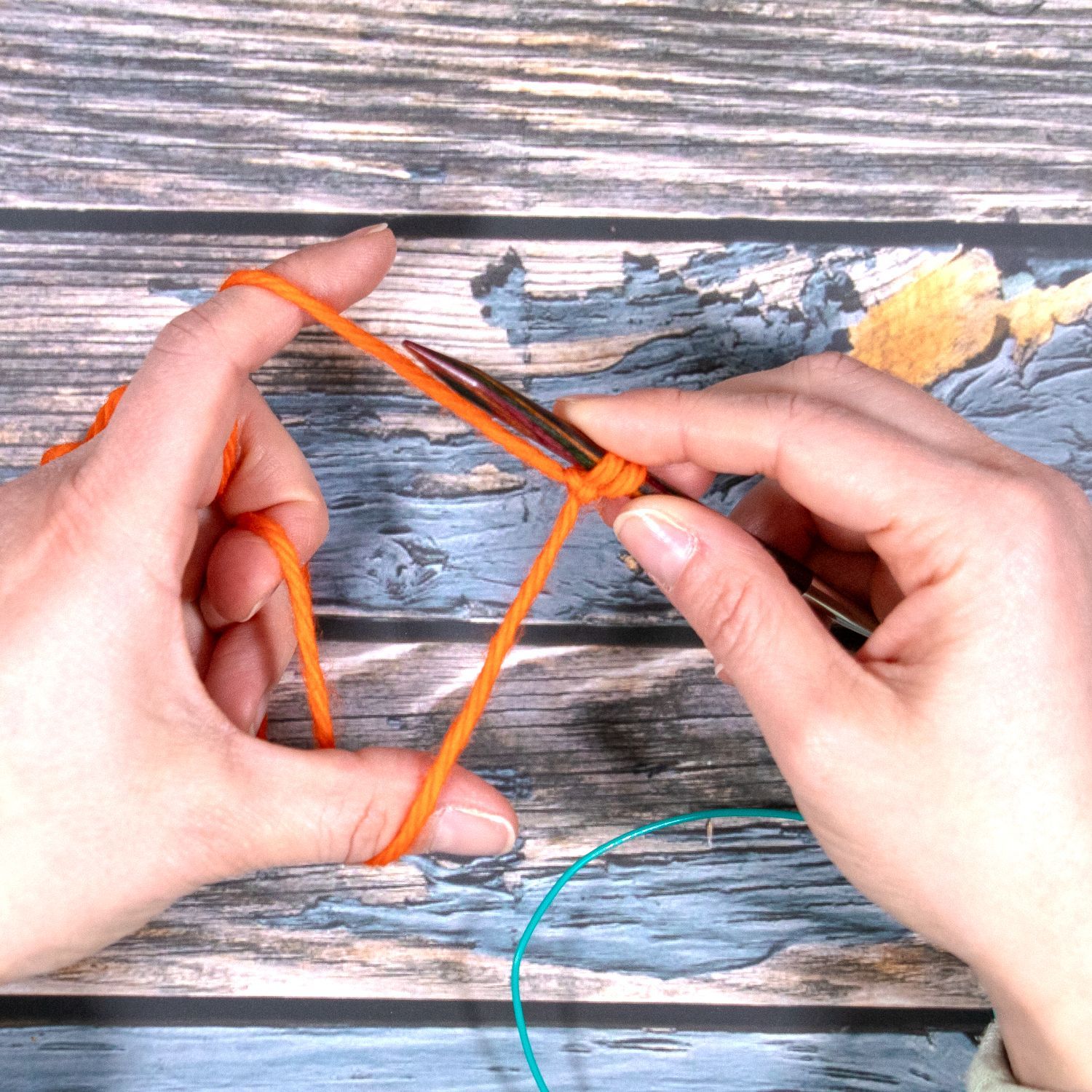 zwei Maschen für den Kreuzanschlag liegen auf der Nadel
