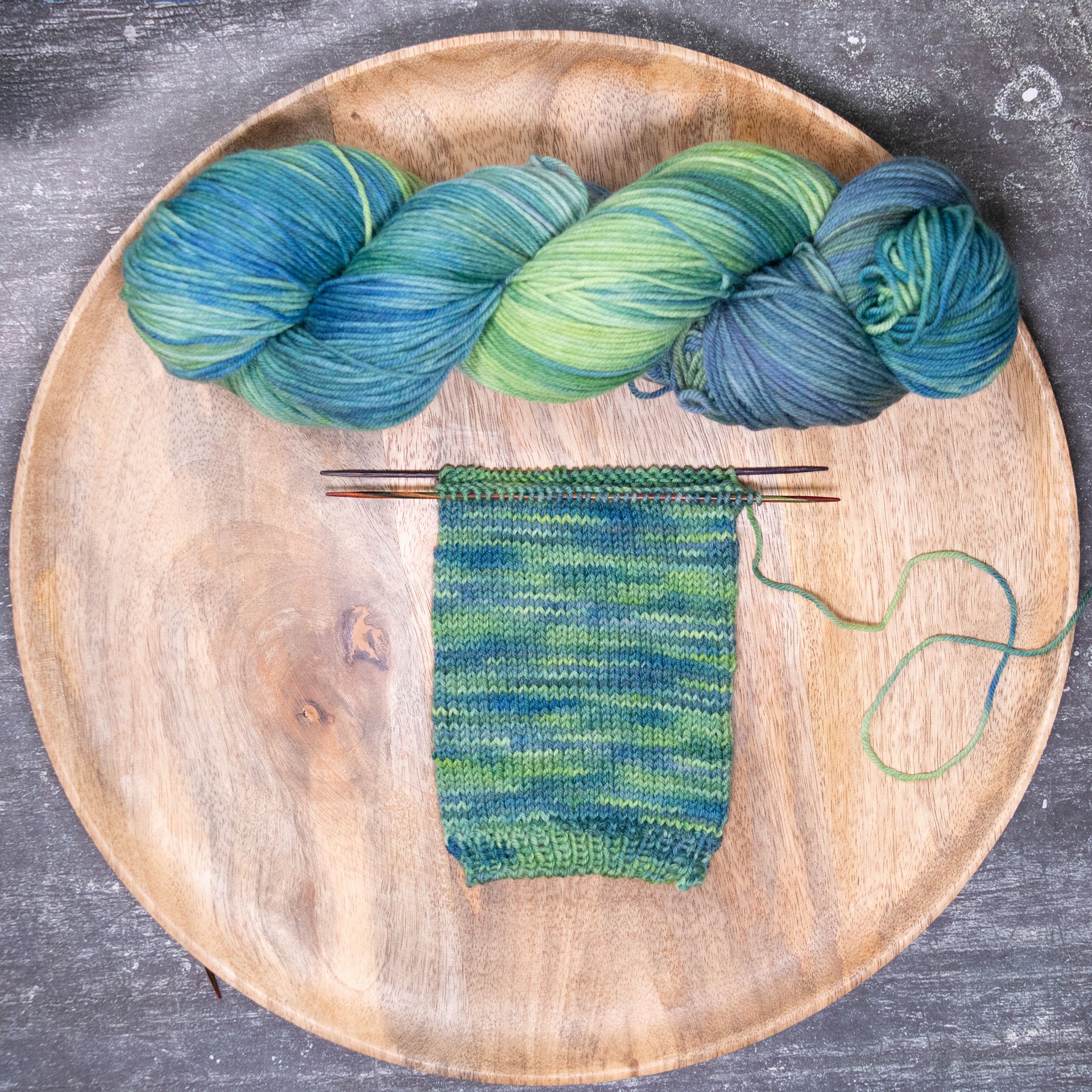 handgefärbte Sockenwolle im Farbverlauf gelb bist blau auf der Basis SW Merino Sock 400