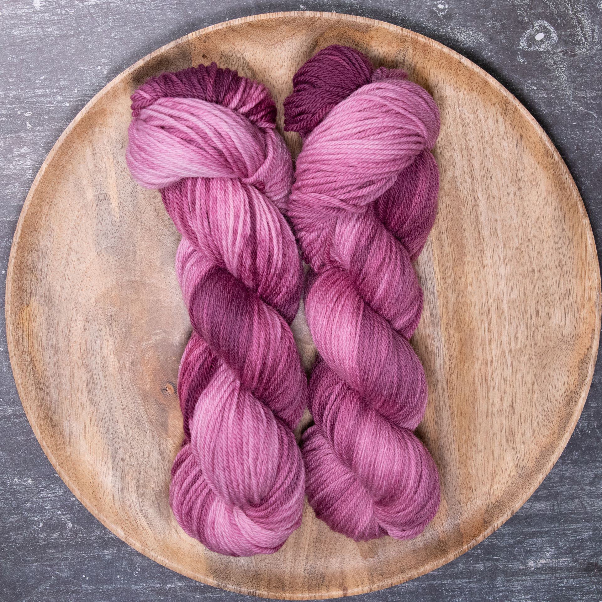 handgefärbte Wolle mit Farbverlauf altrosa hell und dunkel auf der Basis SW Merino Sock
