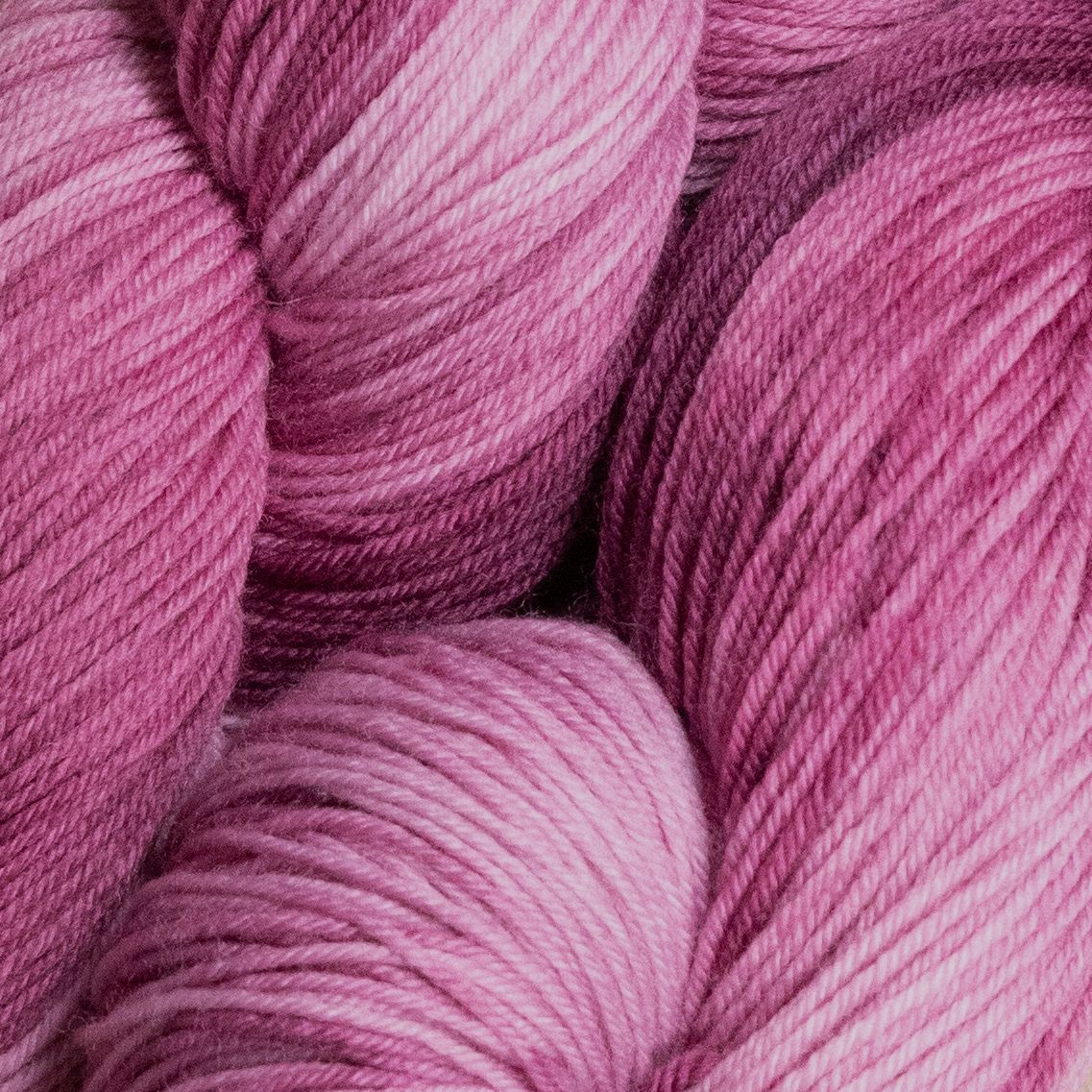 handgefärbte Sockenwolle im Farbverlauf mit hellem bis dunklem Altrosa auf der Basis SW Merino Sock 400