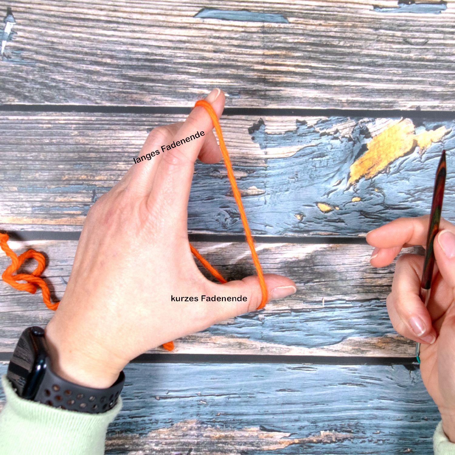 über Zeigefinger und Daumen gespannter Faden beim Kreuzanschlag