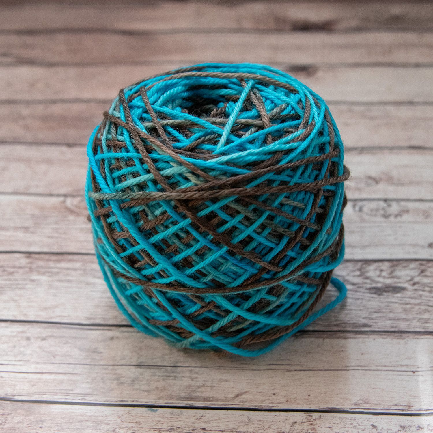 handgefärbte Sockenwolle in grau und blau auf der Basis SW Merino Sock DK