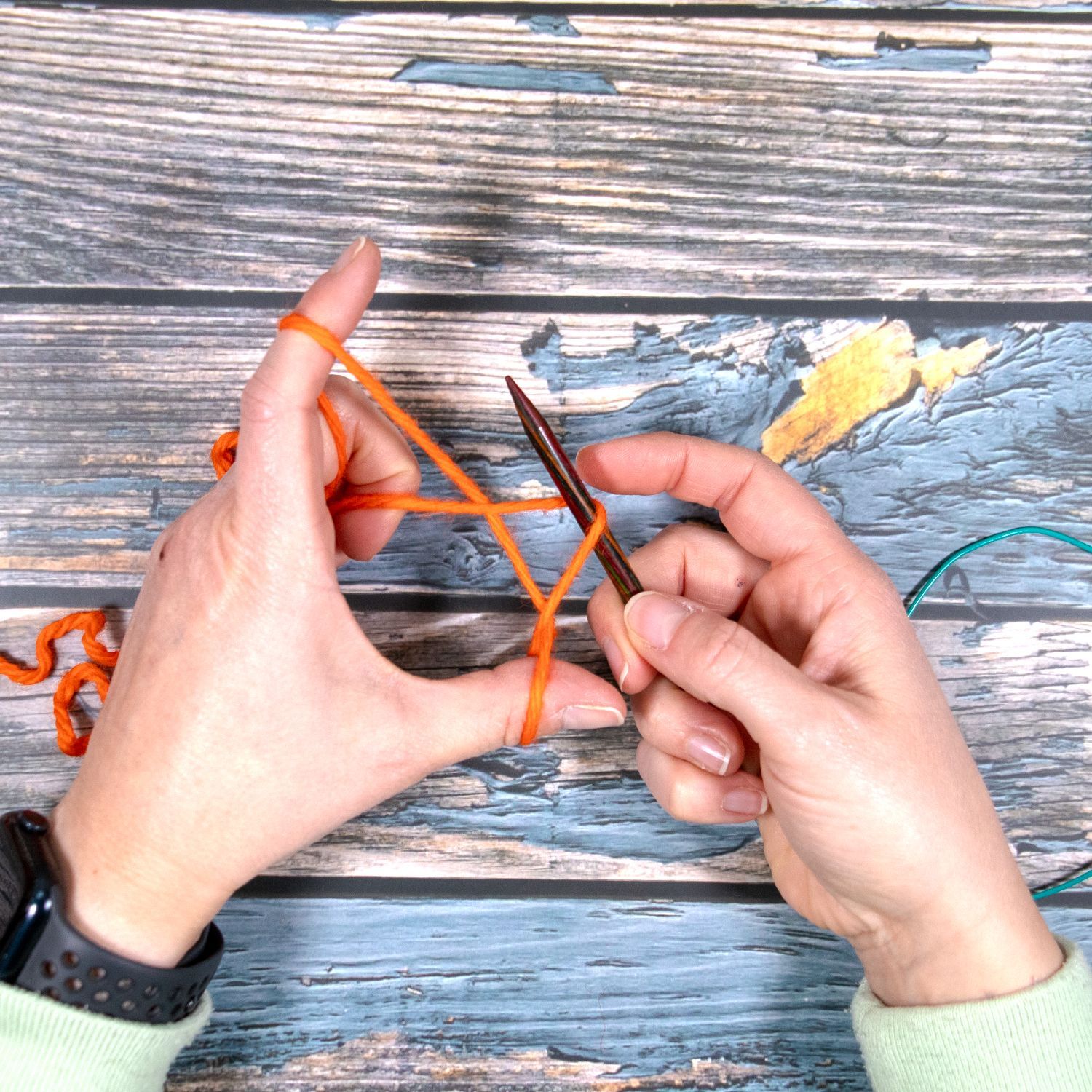 Schlaufe liegt auf der Nadel