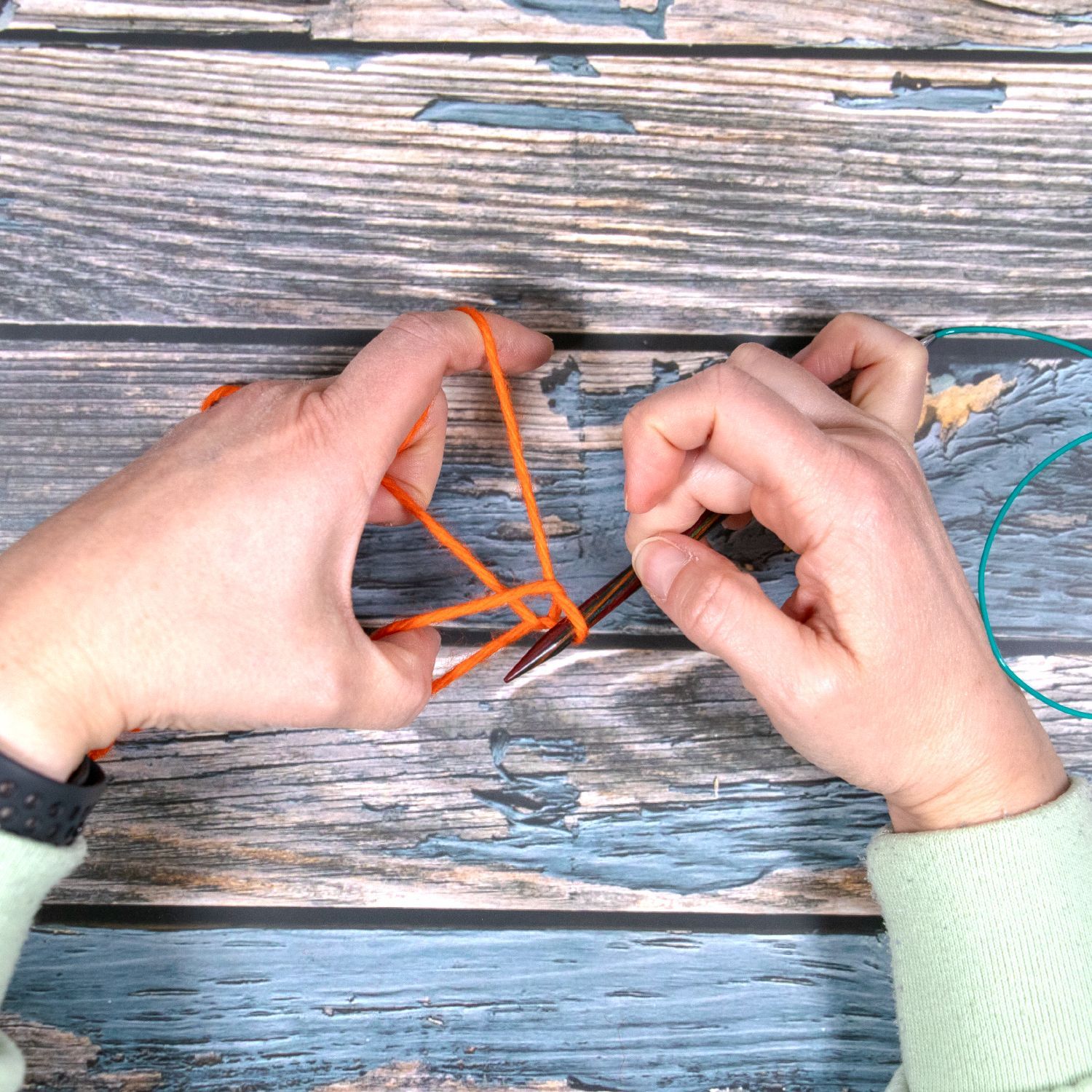 Faden durch Schlaufe ziehen