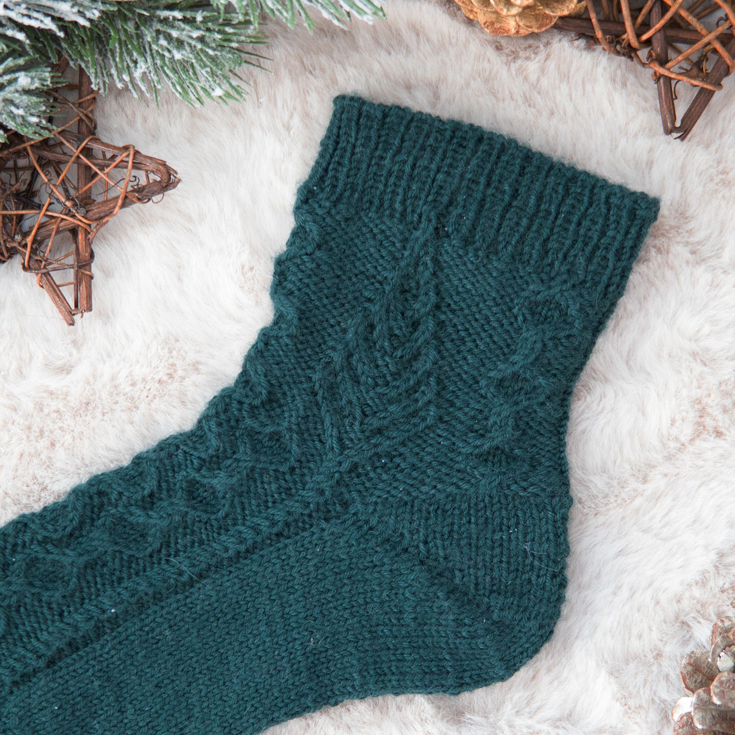 Handgestrickte Weihnachtssocken – Strickanleitung Three Twenty Six mit winterlichem Struktur- und Zopfmuster für Damen.