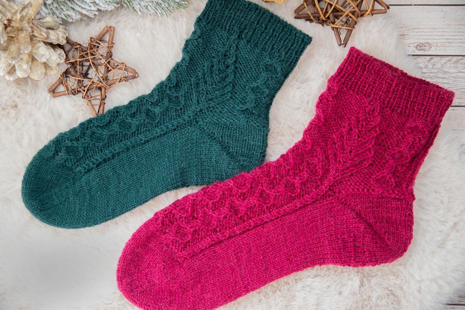 Handgestrickte Weihnachtssocken – Strickanleitung Three Twenty Six mit winterlichem Struktur- und Zopfmuster für Damen.