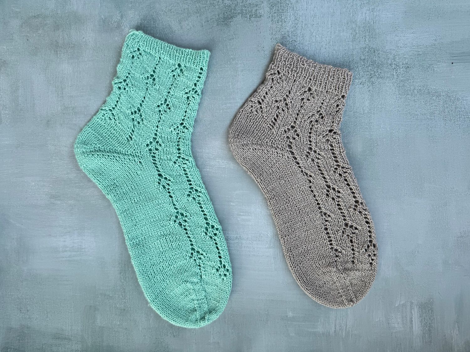 Two Twenty Five - Socken mit Lacemuster in zwei Weiten, Länge anpassbar