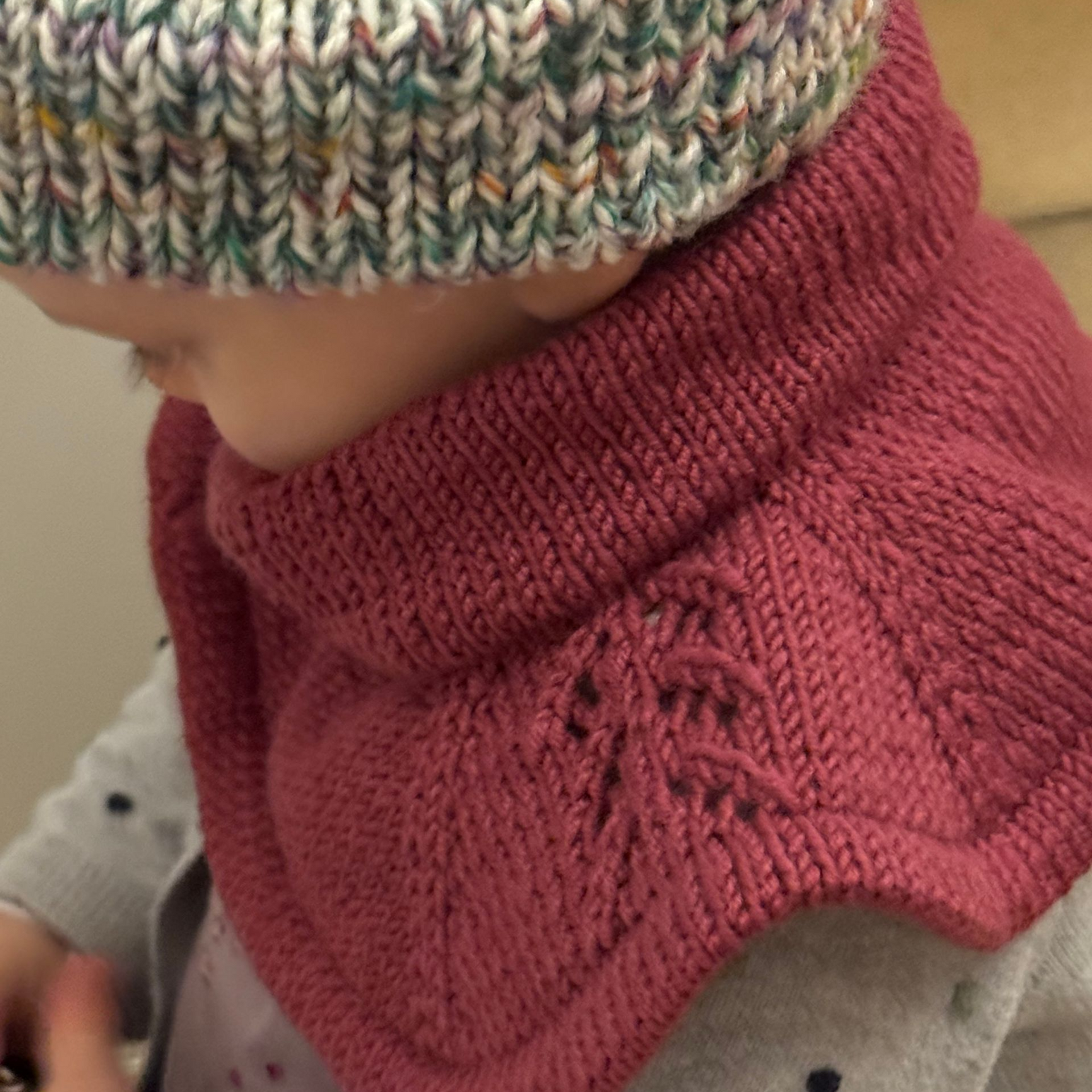 Baby mit Loop, Schalkragen und Strickmütze