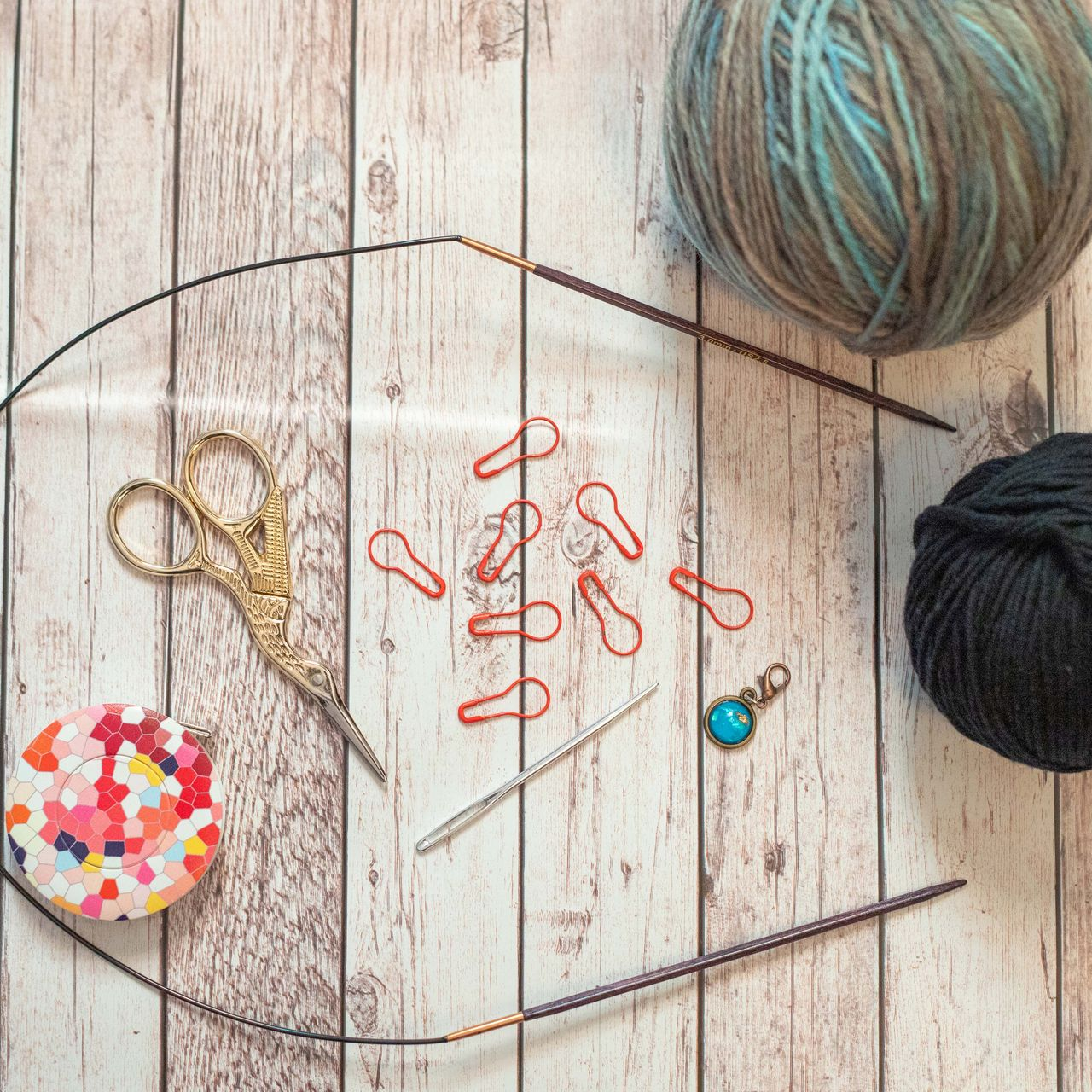 benötigtes Material für Mütze, Wolle, Markieren, Scherer, Nadel