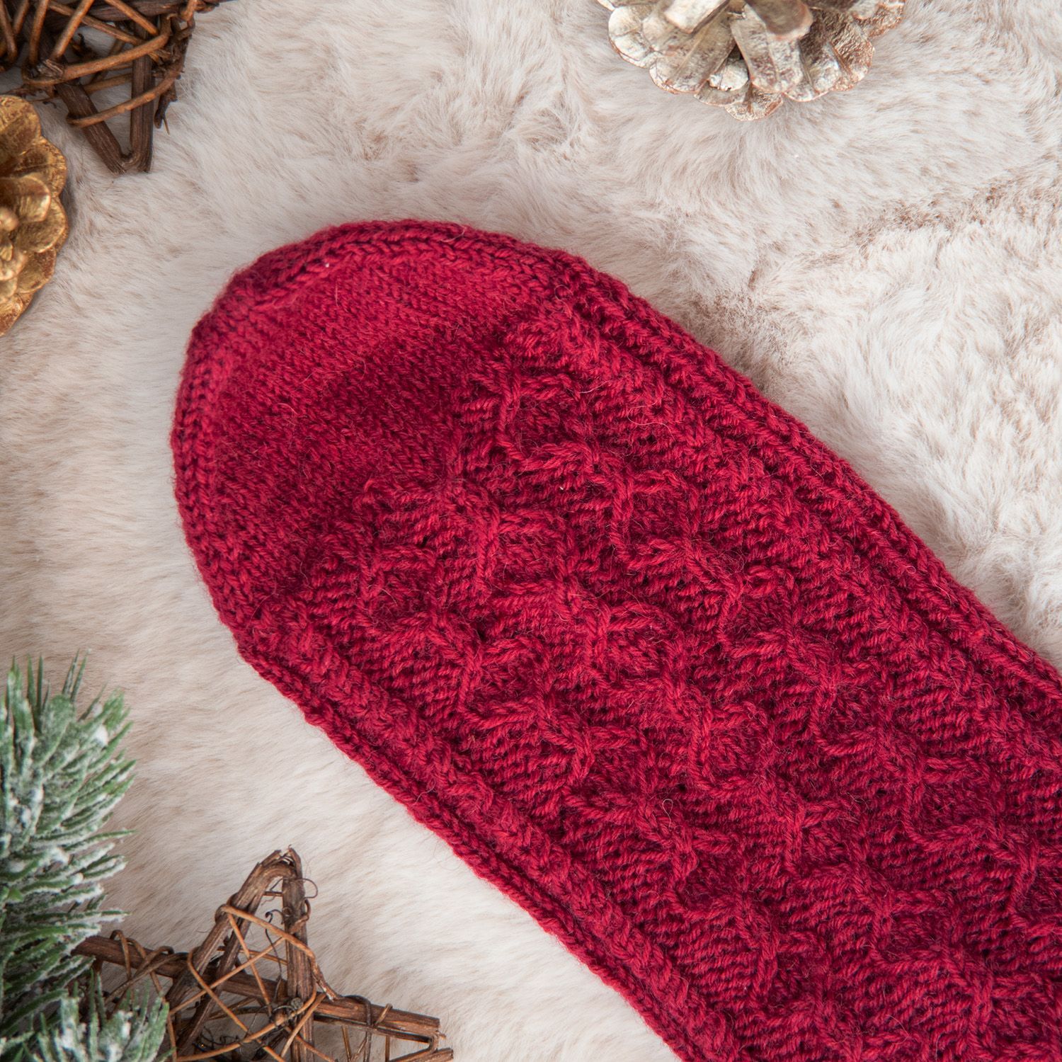Detailaufnahme des winterlichen Struktur- und Zopfmusters der Strickanleitung Three Twenty Six mit kleinen Verzopfungen ohne Zopfnadel.