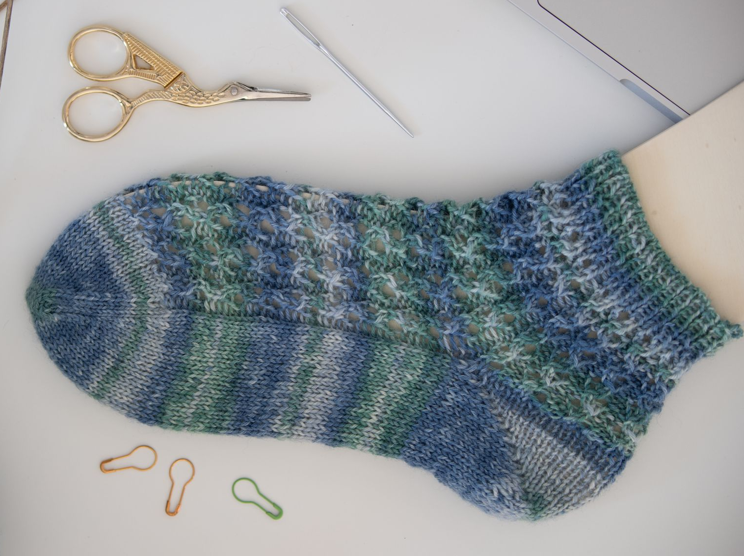 One Twenty Three - Socken mit leichtem Lacemuster gestrickt in Ringelwolle