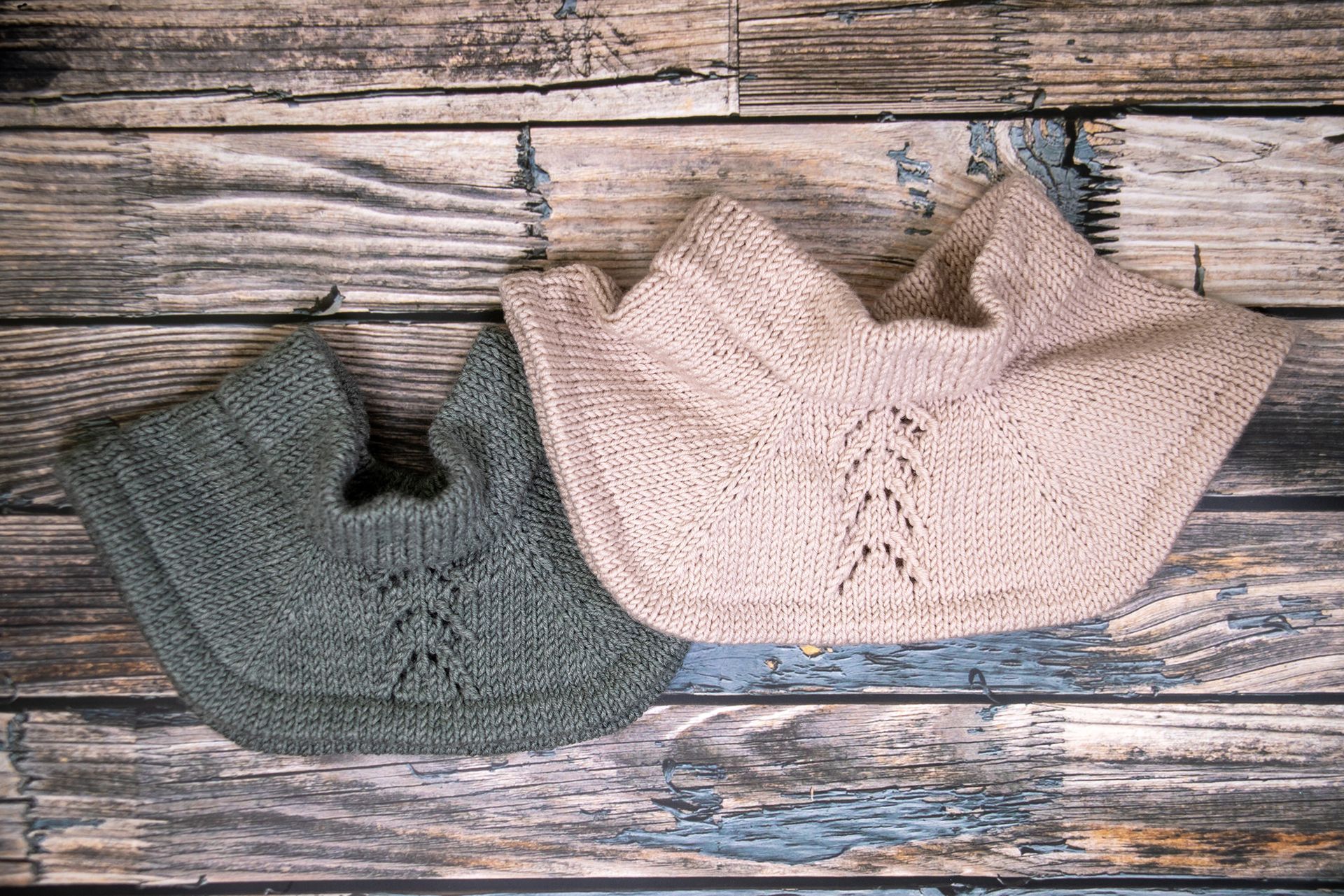 Schalkragen mit Lochmuster vorn in beige und grün