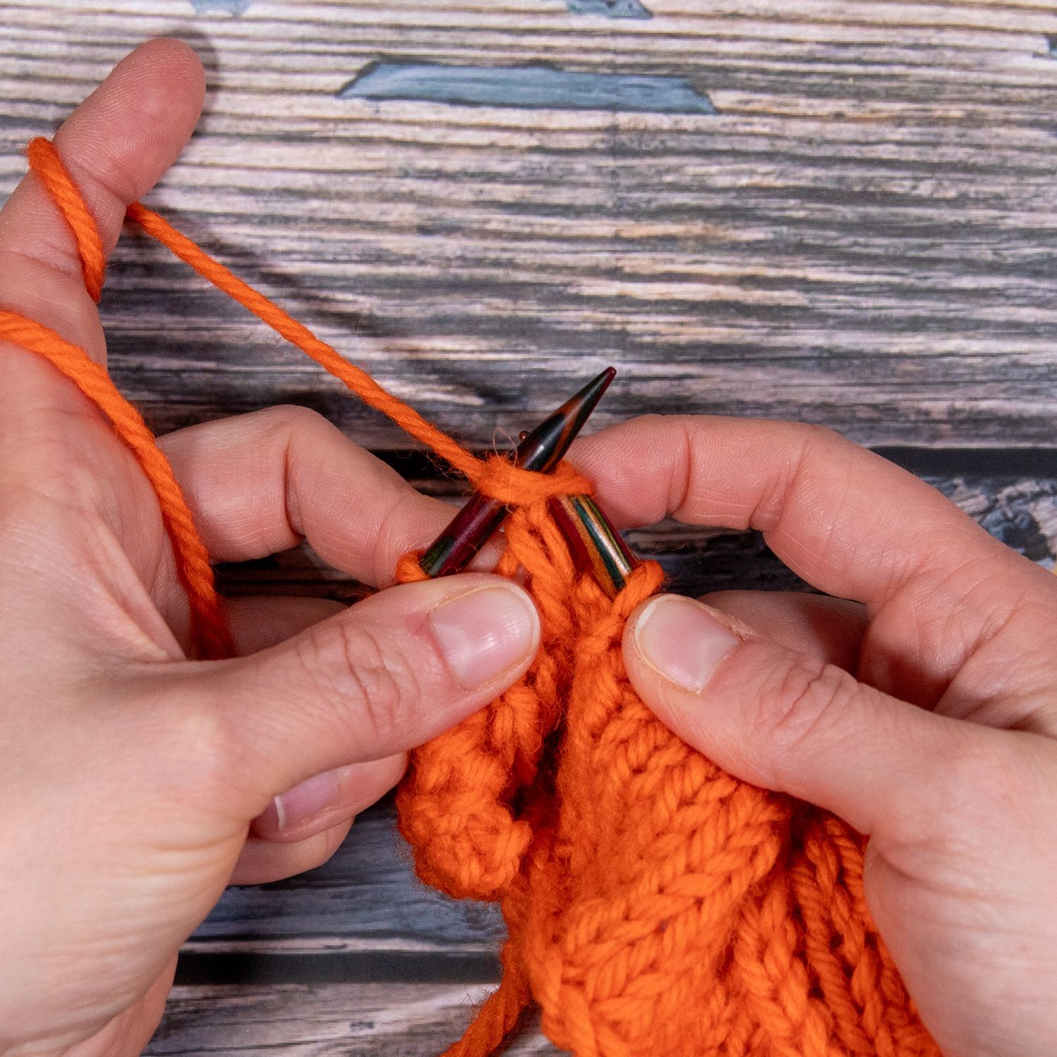 k2tog, bebildertes Tutorial zwei rechte Maschen zusammenstricken Bild 2