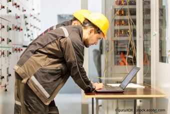 Zwei Elektrotechniker bei der Arbeit