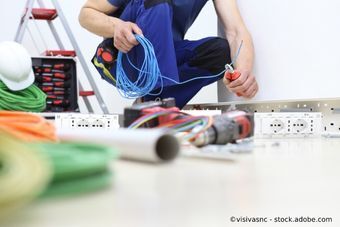 Elektrotechniker bei der Arbeit