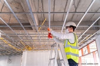 Elektrotechniker bei der Arbeit