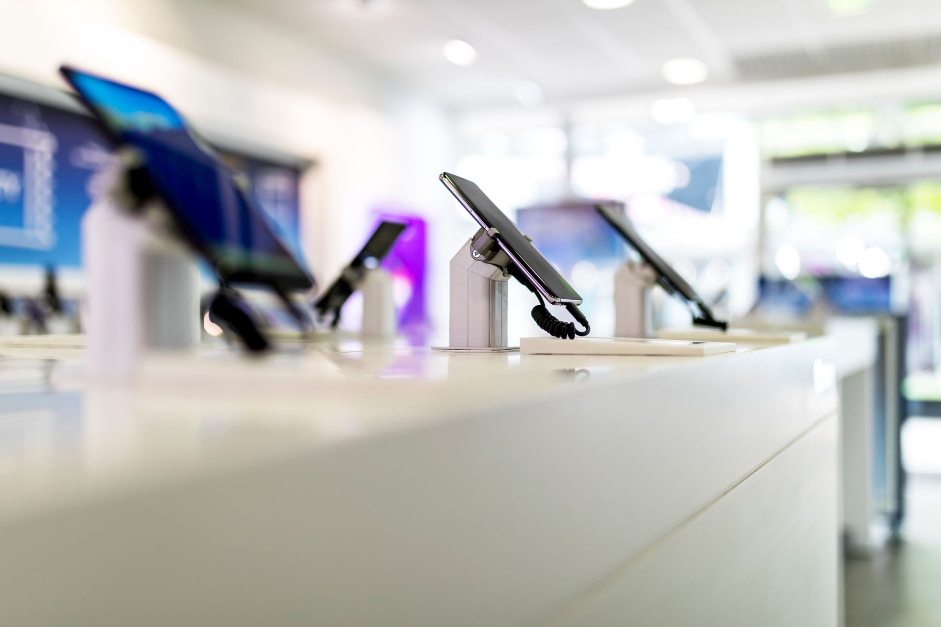 Un mur de la boutique avec des coques de téléphone