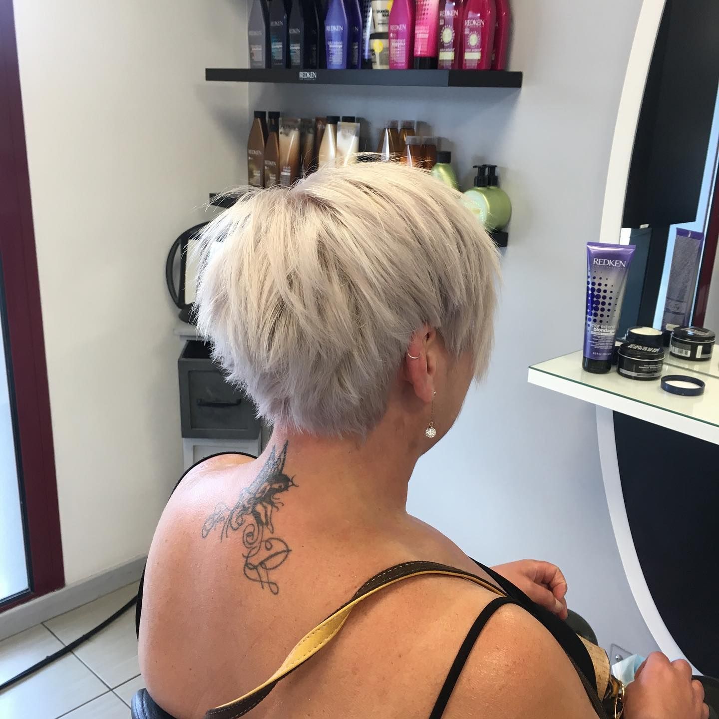 Coloration blonde et coupe de cheveux courte sur femme