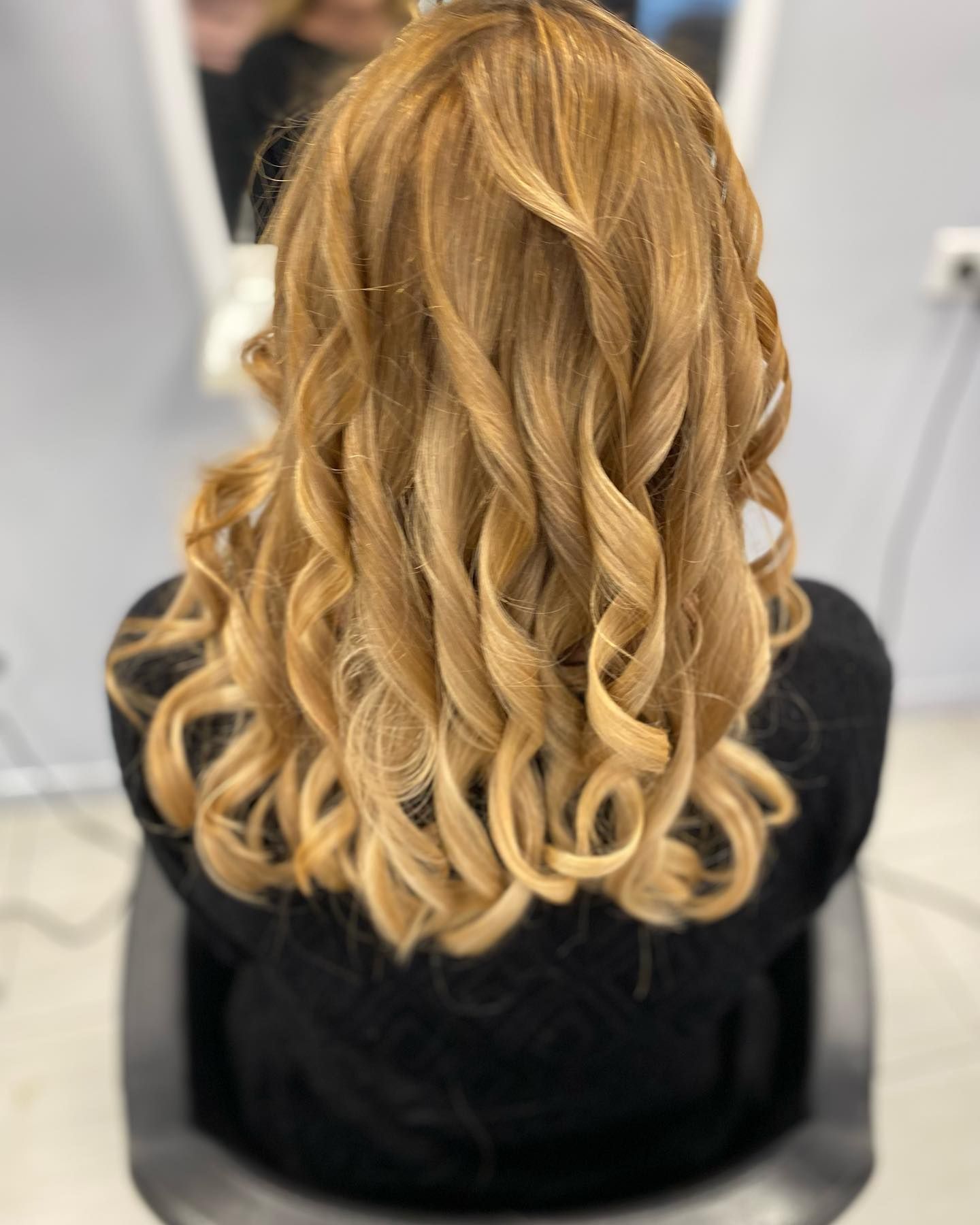 Boucles anglaises sur cheveux blonds longs