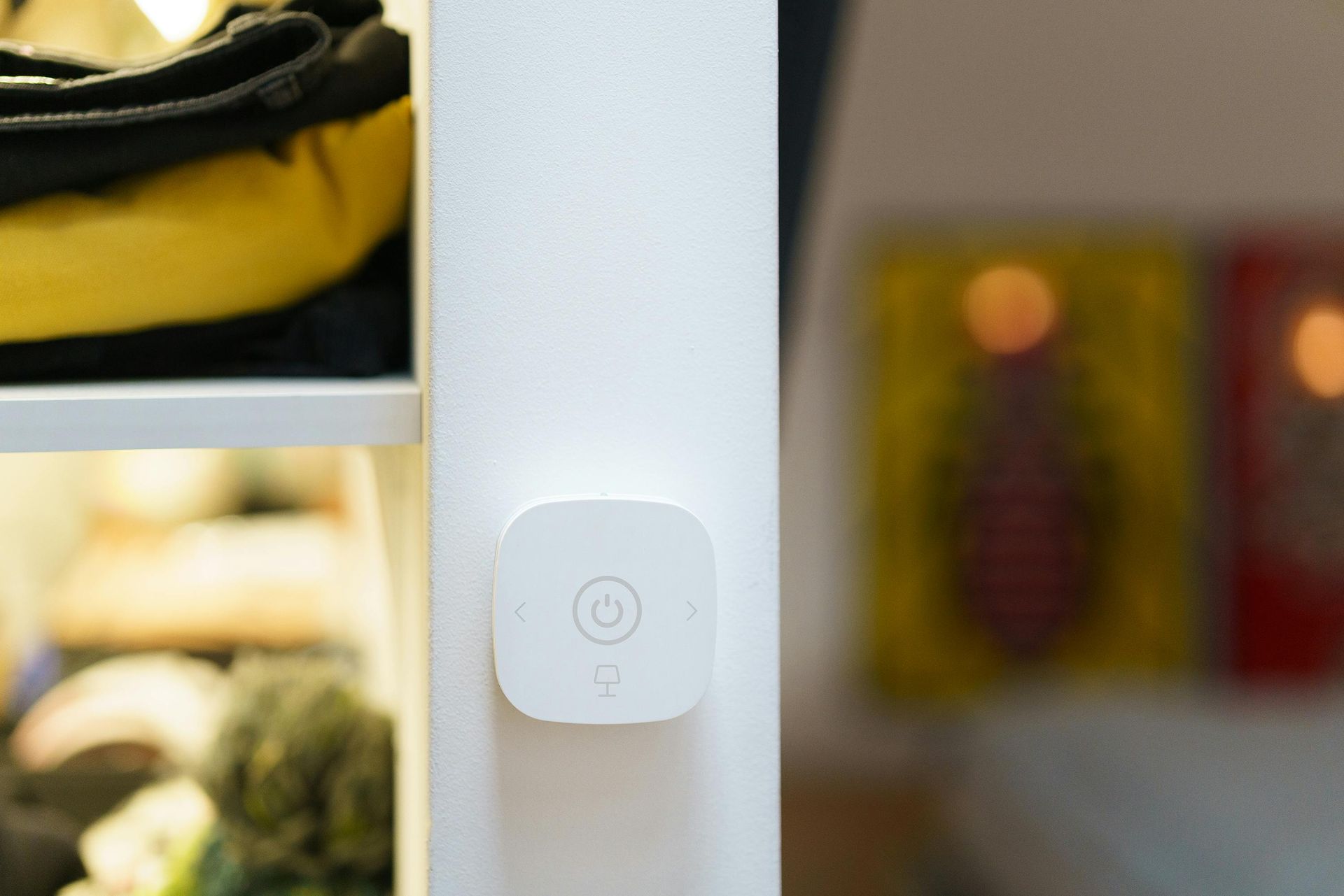 Commande numérique blanche sur un mur blanc qui permet de connecter tous les éléments utiles au confort thermique
