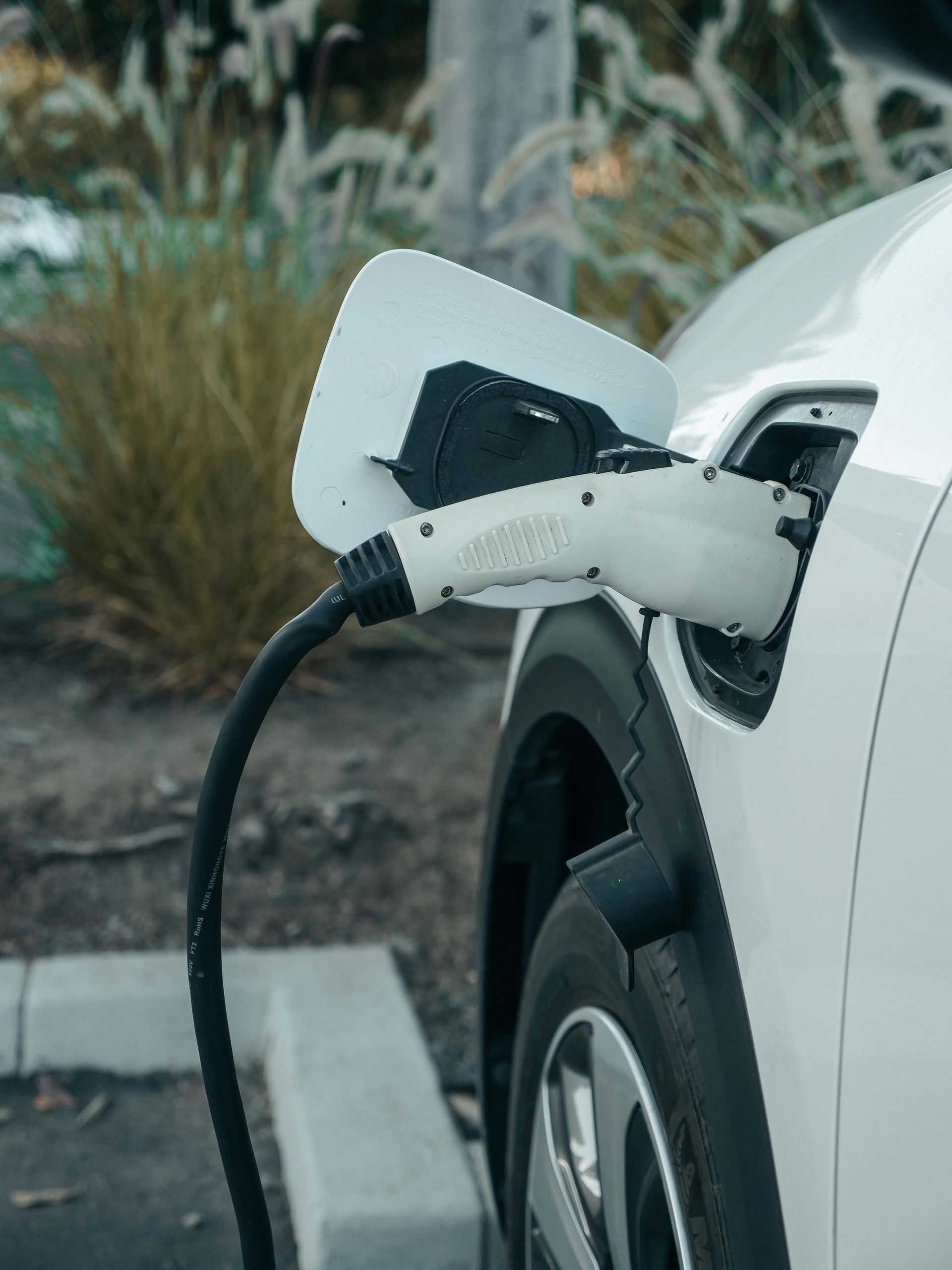 Une voiture électrique mis en charge
