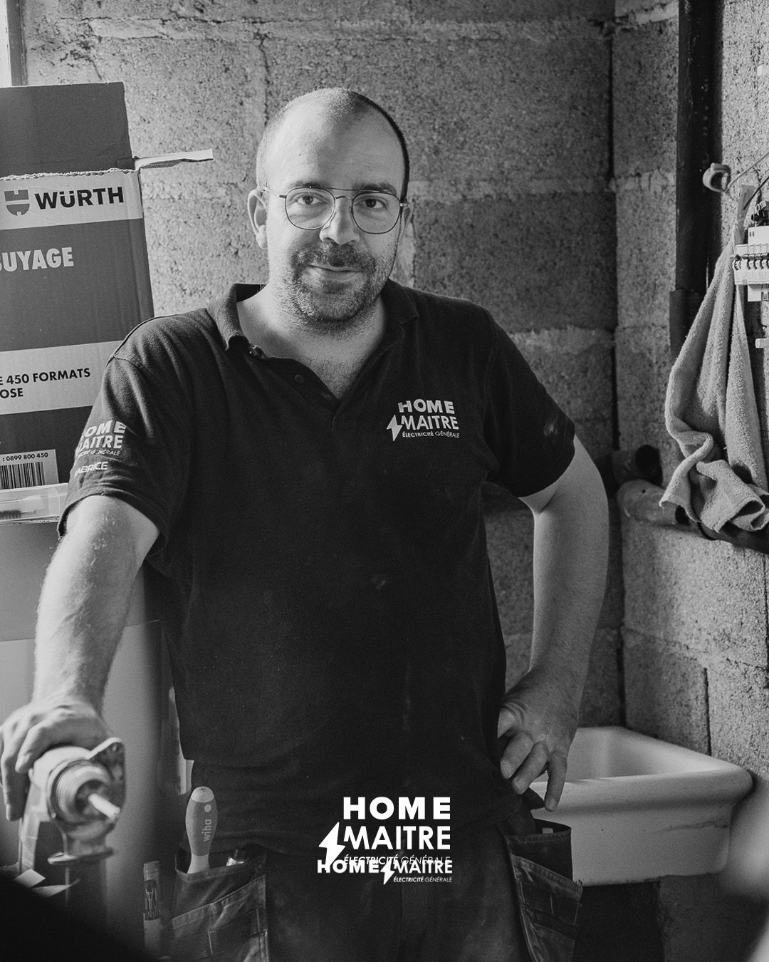 le chef d'entreprise souriant pris en photo sur le chantier d'un particulier, portant le polo de la marque Homemaitre