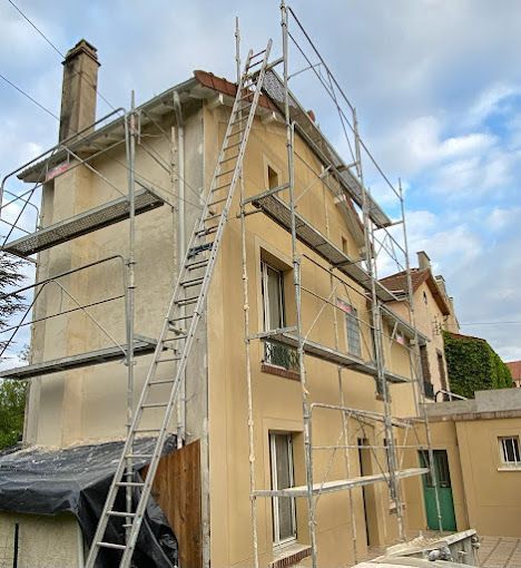 Des échafaudages devant une façade de maison