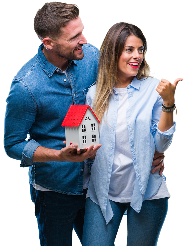 Un homme et une femme souriants qui tiennent une maison en miniature