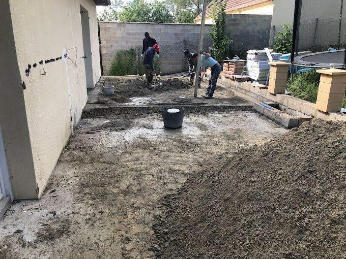 Divers artisans effectuent de la construction d'une terrasse