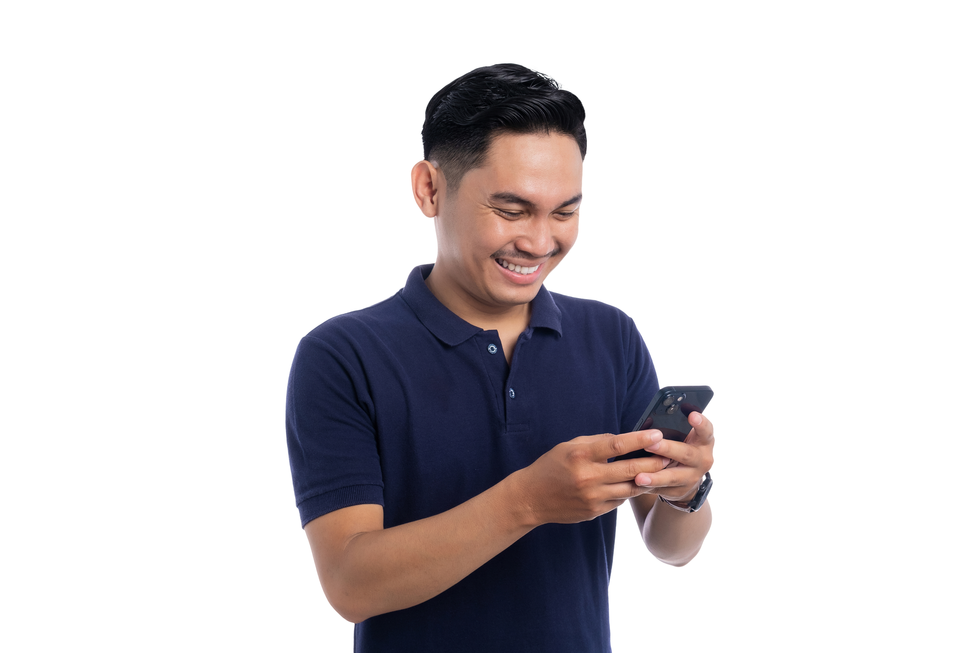 Un homme en chemise bleue sourit en utilisant un smartphone