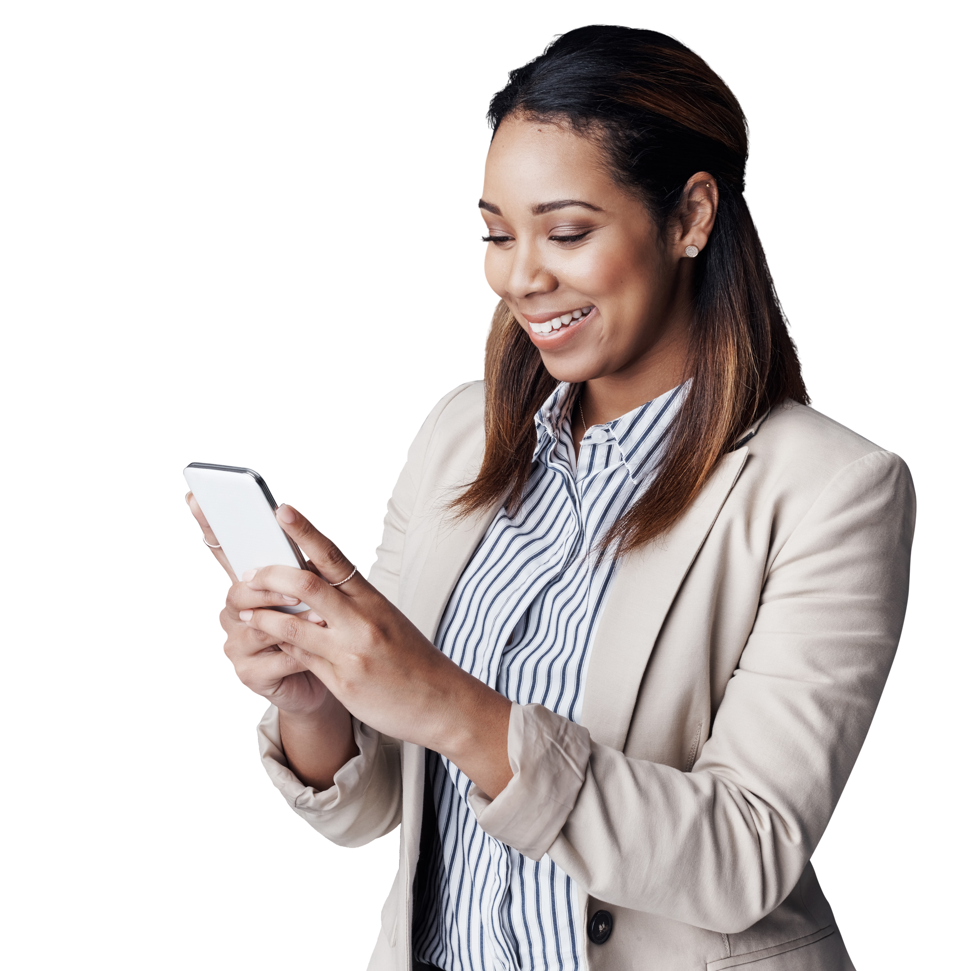 Une femme en blazer sourit en regardant son smartphone.