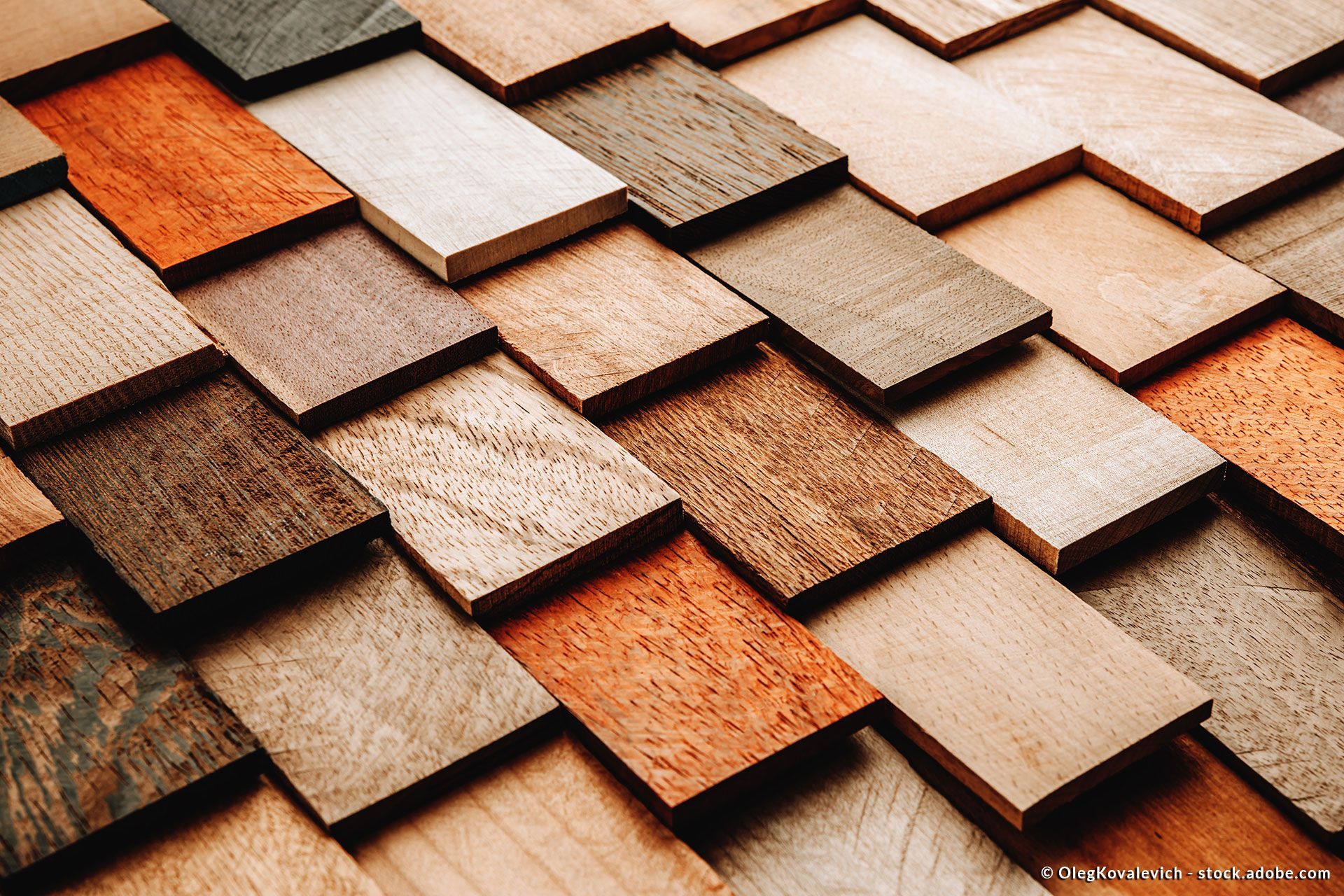 verschiedene Holzbretter liegen übereinander