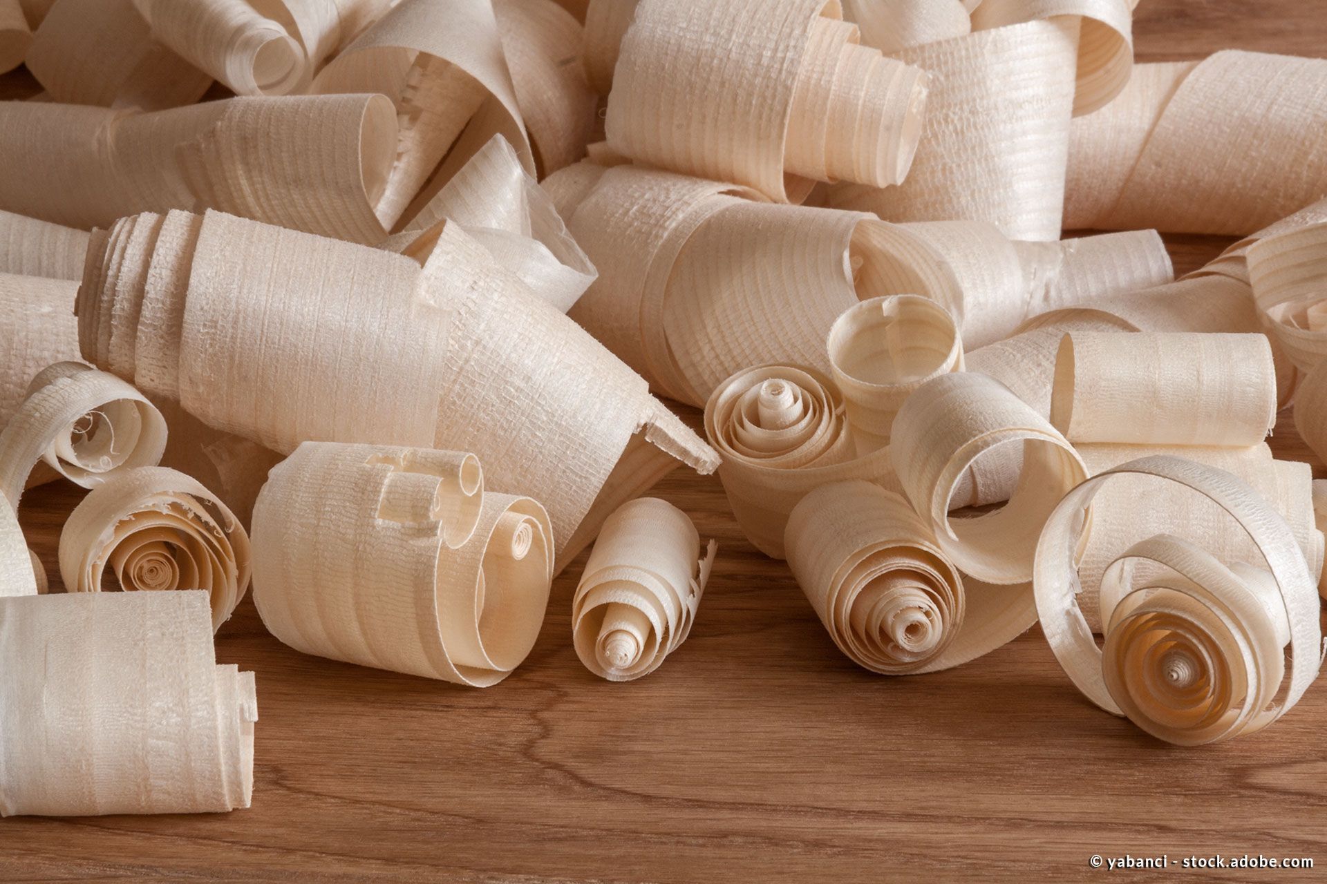 gehobeltes Holz liegt auf einem Tisch