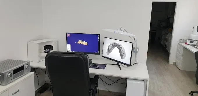 Un escritorio con dos monitores