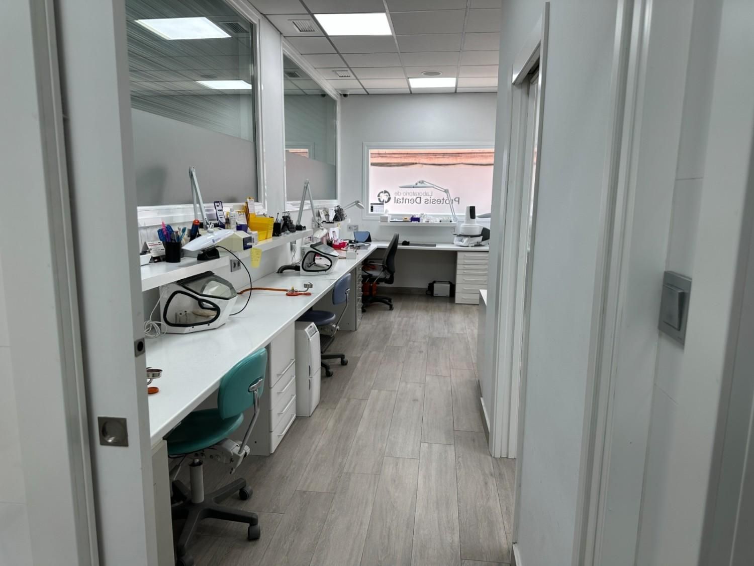 Un laboratorio o consultorio dental moderno y bien iluminado