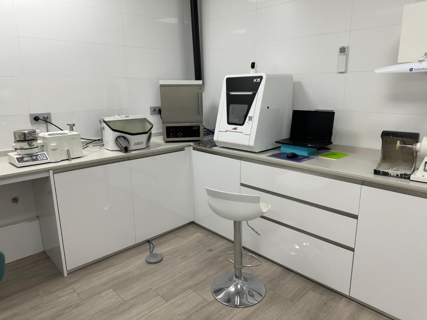 Un espacio de trabajo moderno para un laboratorio dental