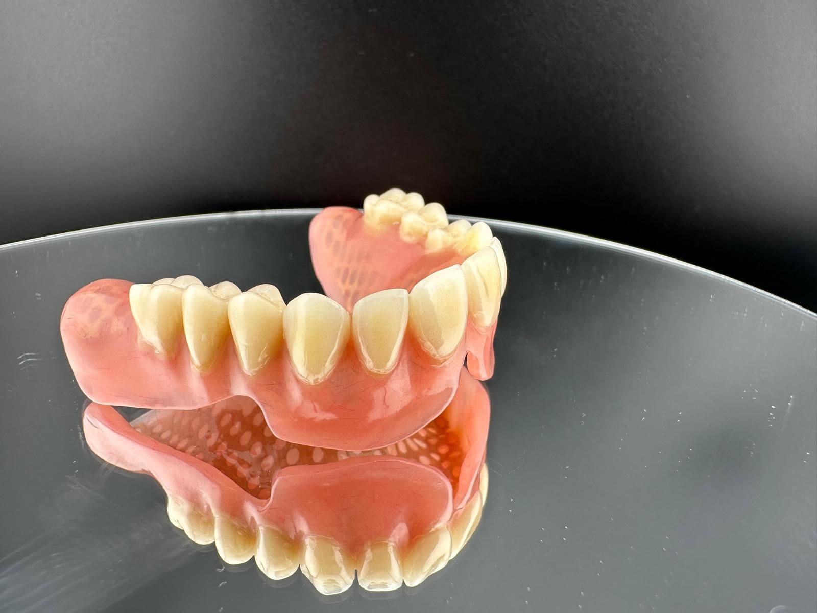 Dos puentes de implantes dentales 